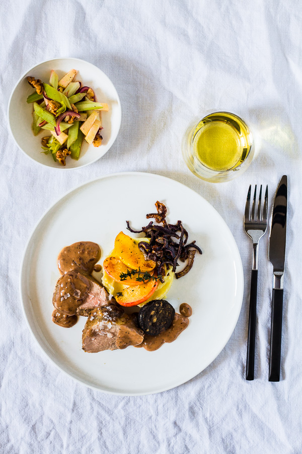 Schweinefilet mit Quitten Senf Sauce Blutwurst Kartoffelpüree und