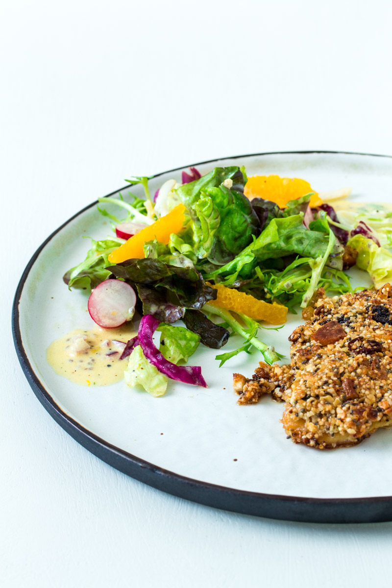 Fitness-Salat mit Orangendressing und Müslihähnchen