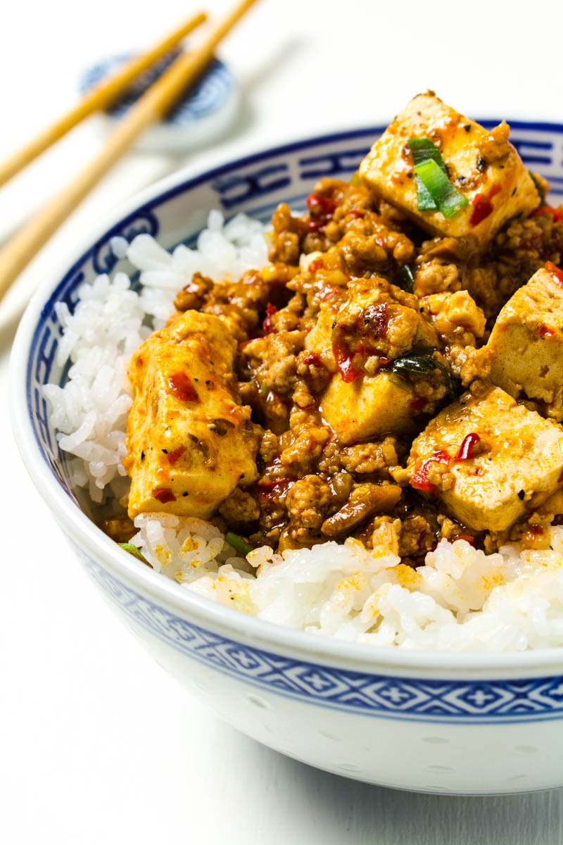 Nahaufnahme von Mapo-Tofu mit Reis