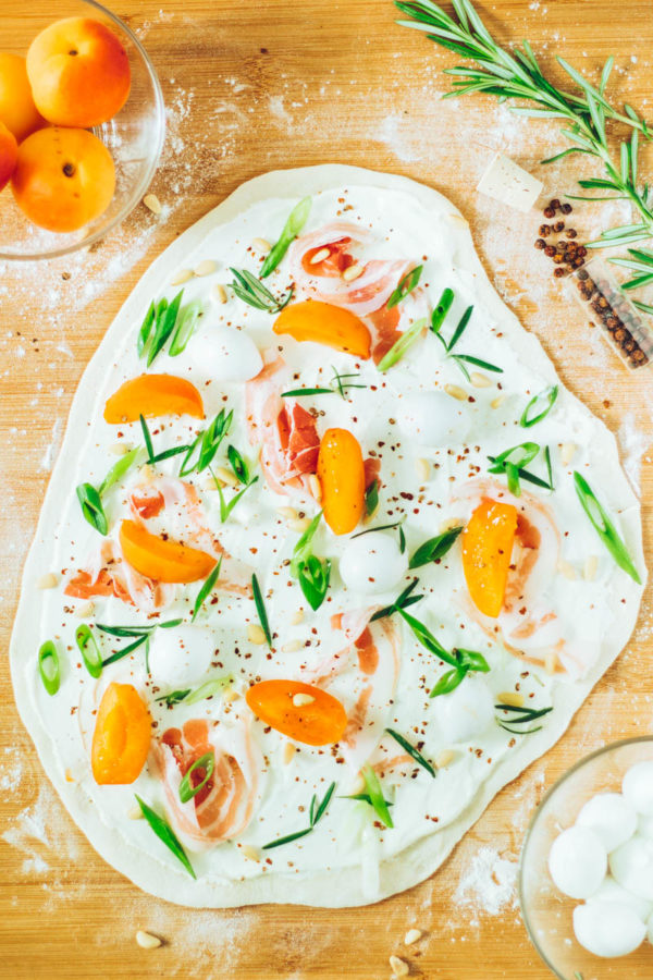 Aprikosen-Mozzarella-Flammkuchen mit Pancetta und Rucola - Colors of Food