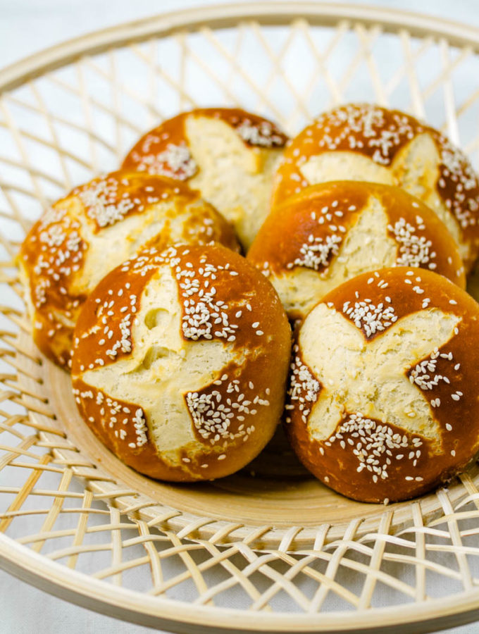 Laugenbrioche Buns im Brotkörbchen