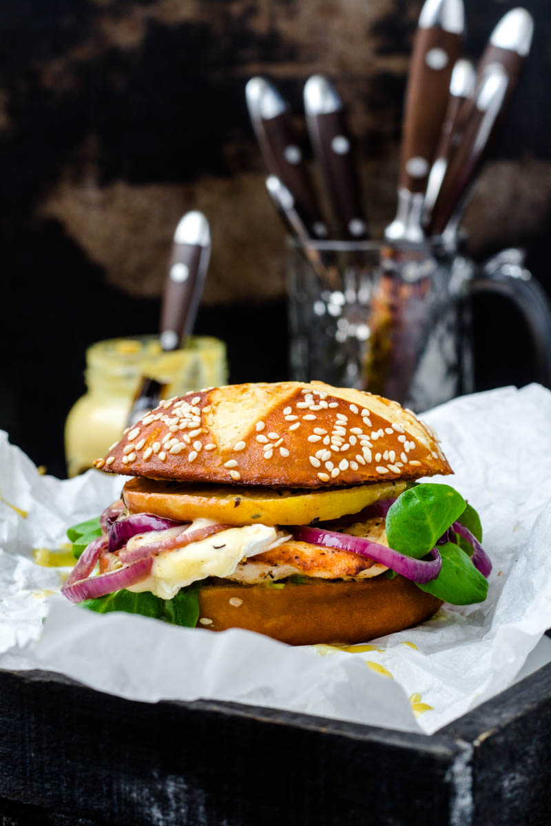 Chicken-Burger mit Apfel und Camembert...zum Anbeißen lecker!
