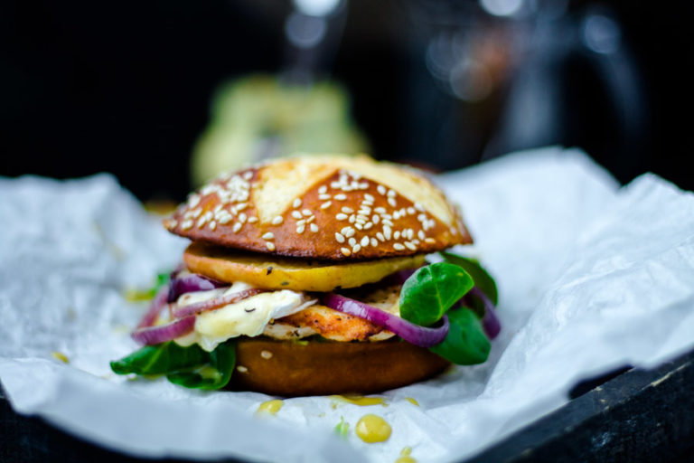 Chicken-Burger mit Apfel und Camembert im Laugenbrioche Bun - Colors of ...