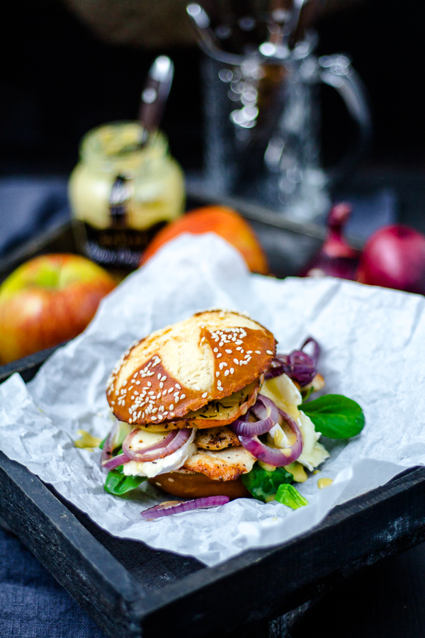 Chicken-Burger mit Apfel und Camembert im Laugenbrioche Bun Cover