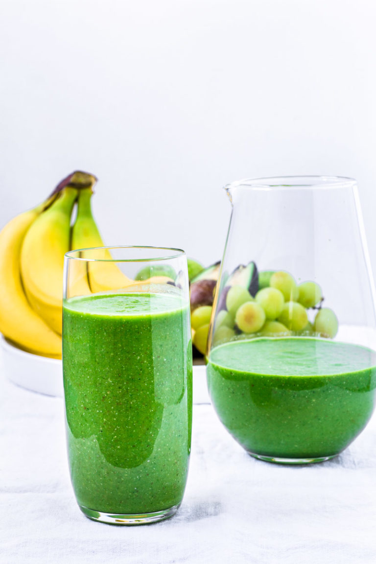 Grüner Smoothie mit Avocado und Spinat - Colors of Food