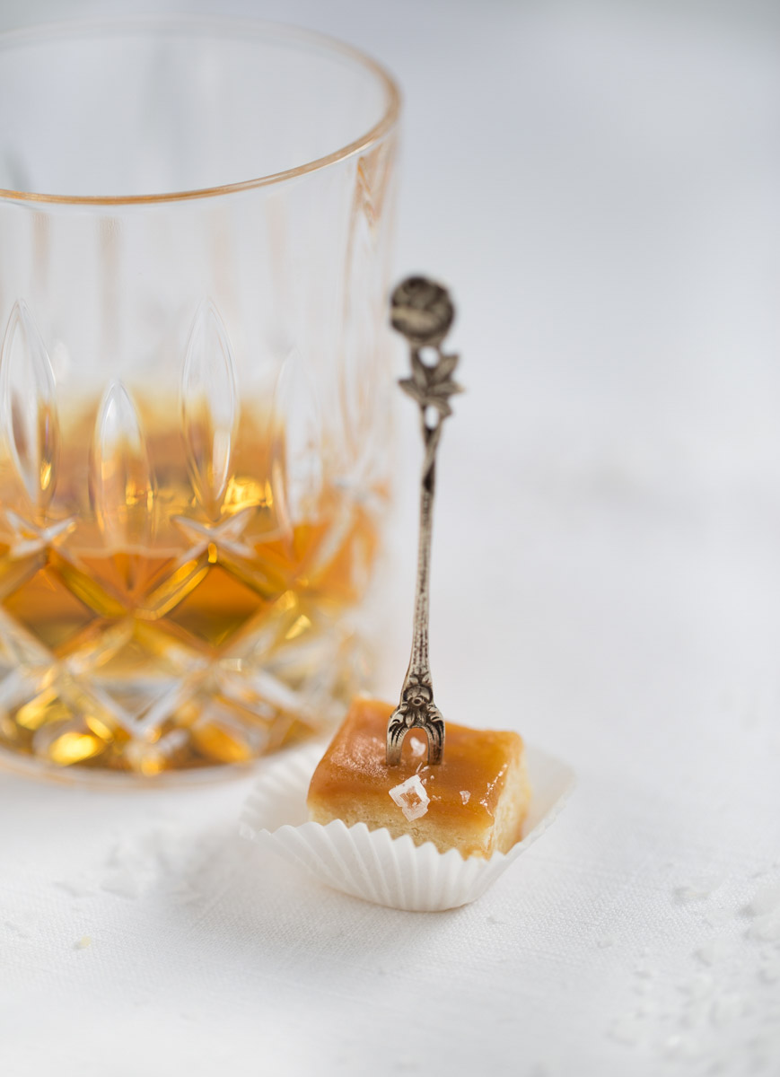 Ein Glas Whisky mit einer Shortbread Praline