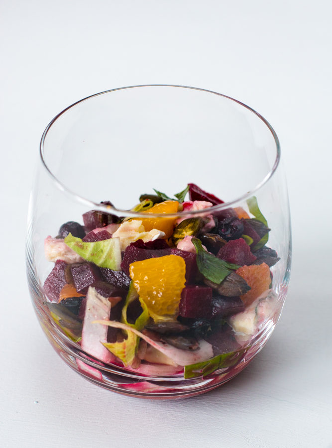 Leckerer rote Beete-Orangen-Blauschimmelkäse-Salat im Glas