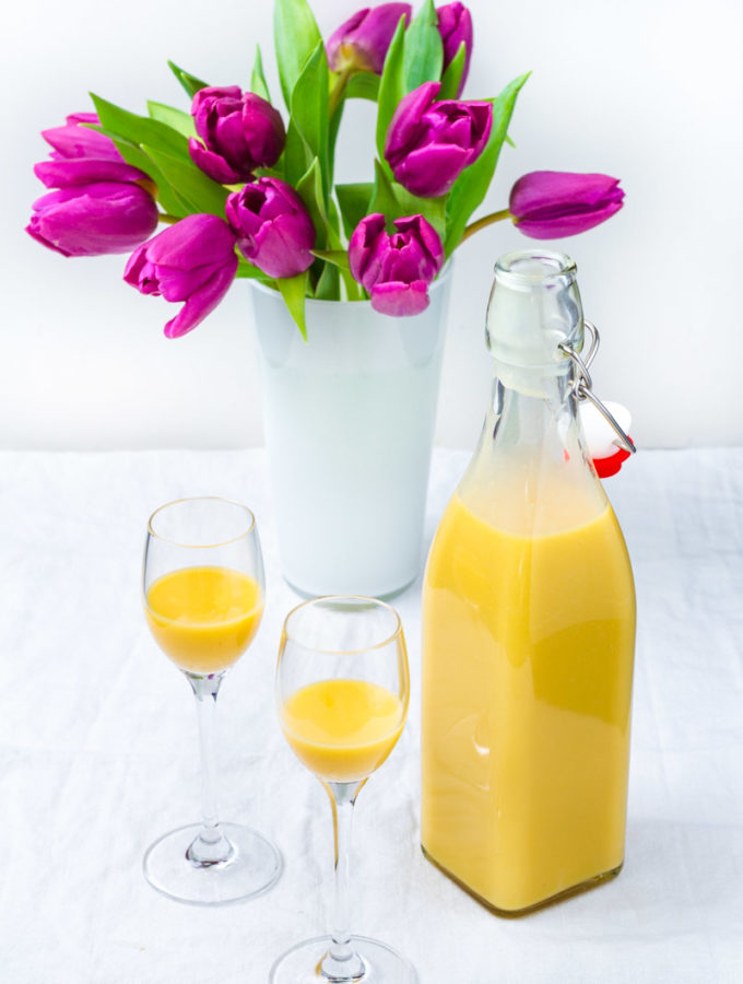 Eierlikör mit Tulpenvase