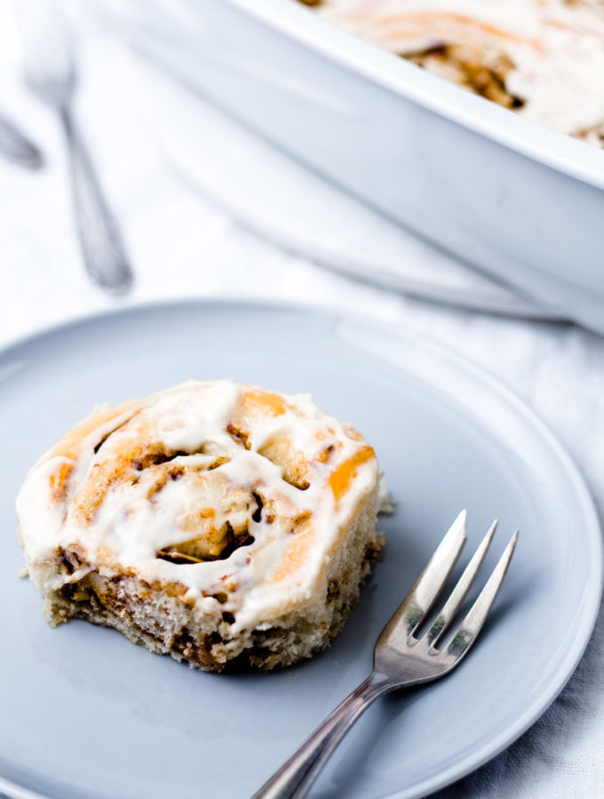 Apfel-Zimtschnecke mit Mandeln und Frischkäse-Frosting