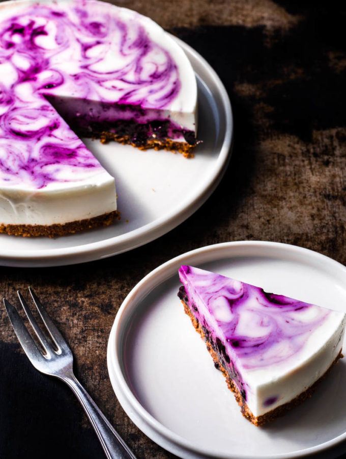 Angeschnittener No-bake Cheesecake mit Blaubeer-Swirls