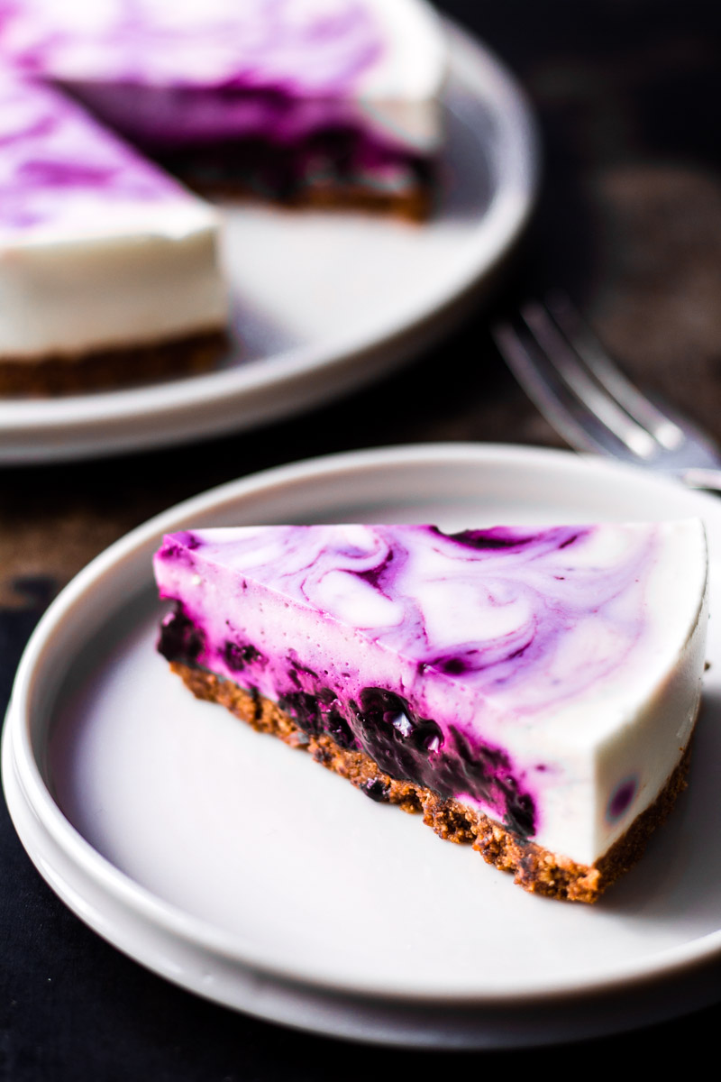 Ein Stück leckerer no-bake Cheesecake mit Blaubeer-Swirls