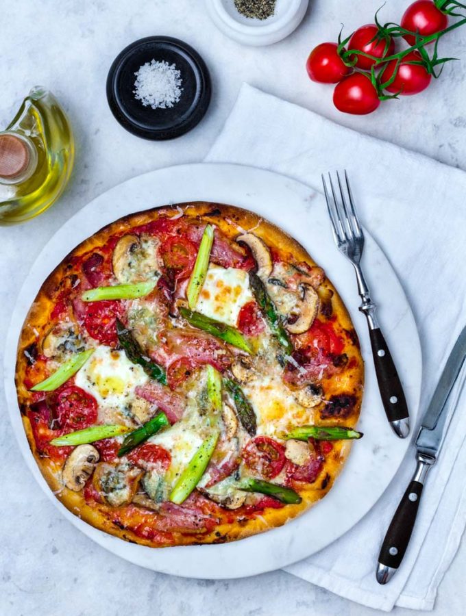 Knusprige Spargelpizza mit Mozzarella, Gorgonzola und Pancetta