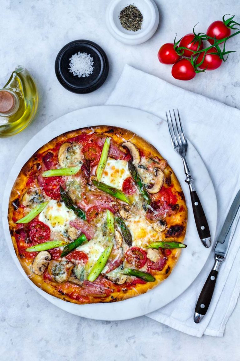 Spargelpizza mit Mozzarella, Gorgonzola und Pancetta - Colors of Food