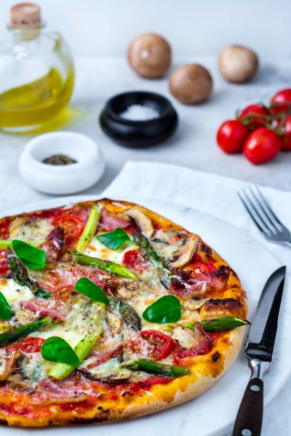 Spargelpizza mit Mozzarella, Gorgonzola und Pancetta - Colors of Food