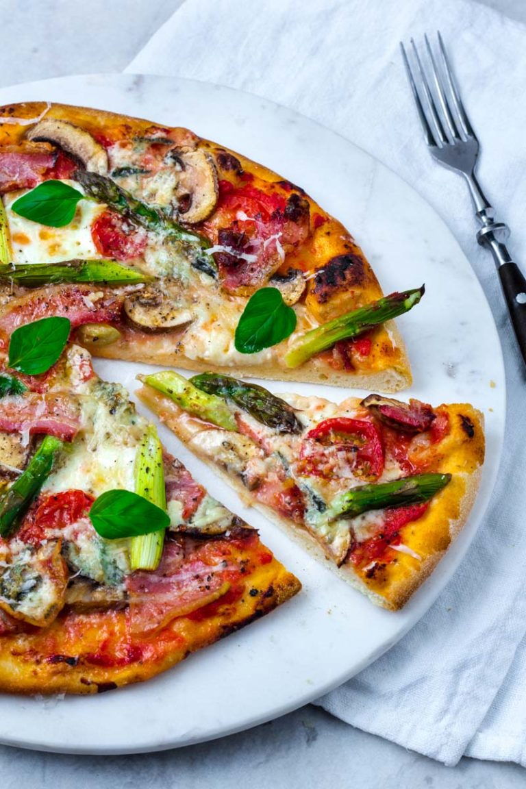 Spargelpizza mit Mozzarella, Gorgonzola und Pancetta - Colors of Food