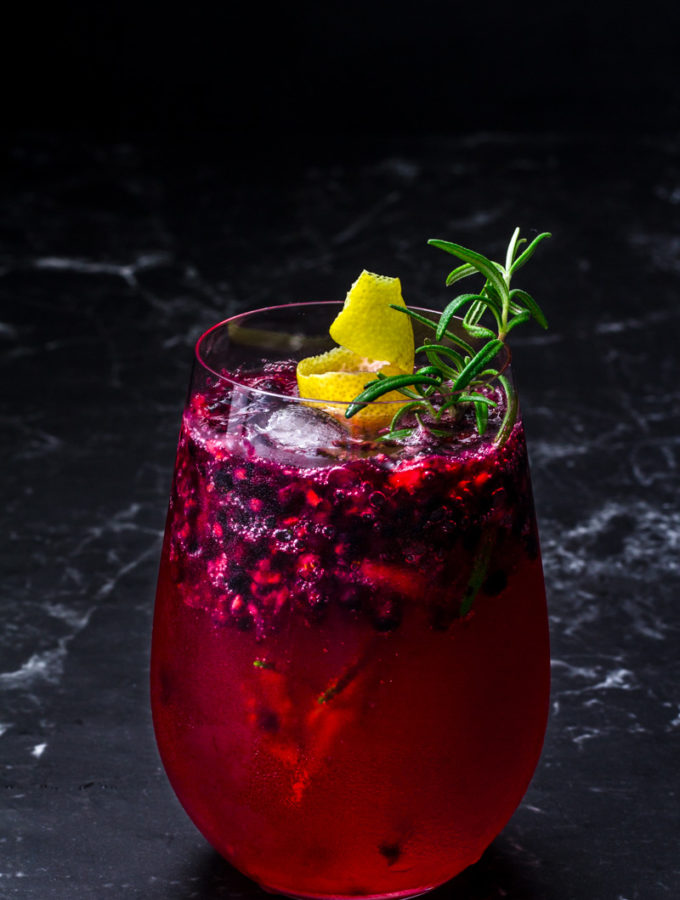 Gin Tonic mit Brombeeren und Rosmarin-Zitronen Sirup