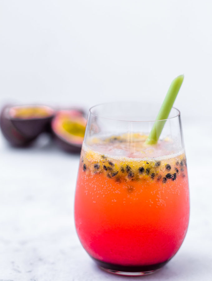 Sommerlicher Gin Tonic mit tropischen und floralen Noten
