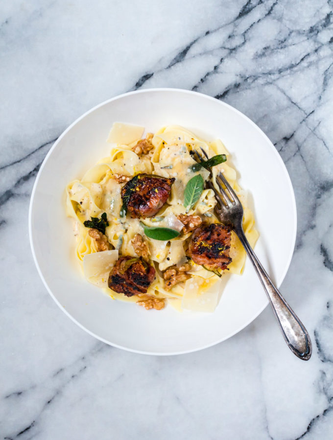 Tagliatelle in Gorgonzola-Parmesansauce mit Feigen im Pancetta-Mantel