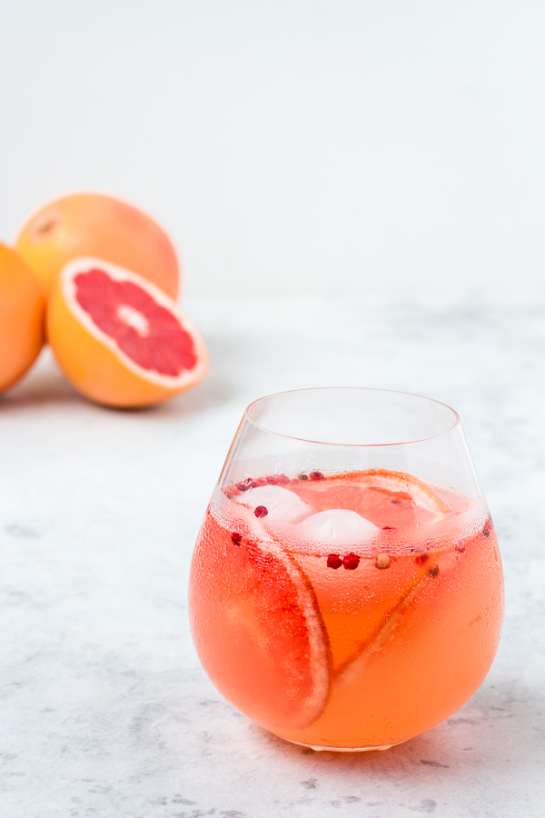 Gin Tonic mit Pink Grapefruit-Pfeffer Sirup