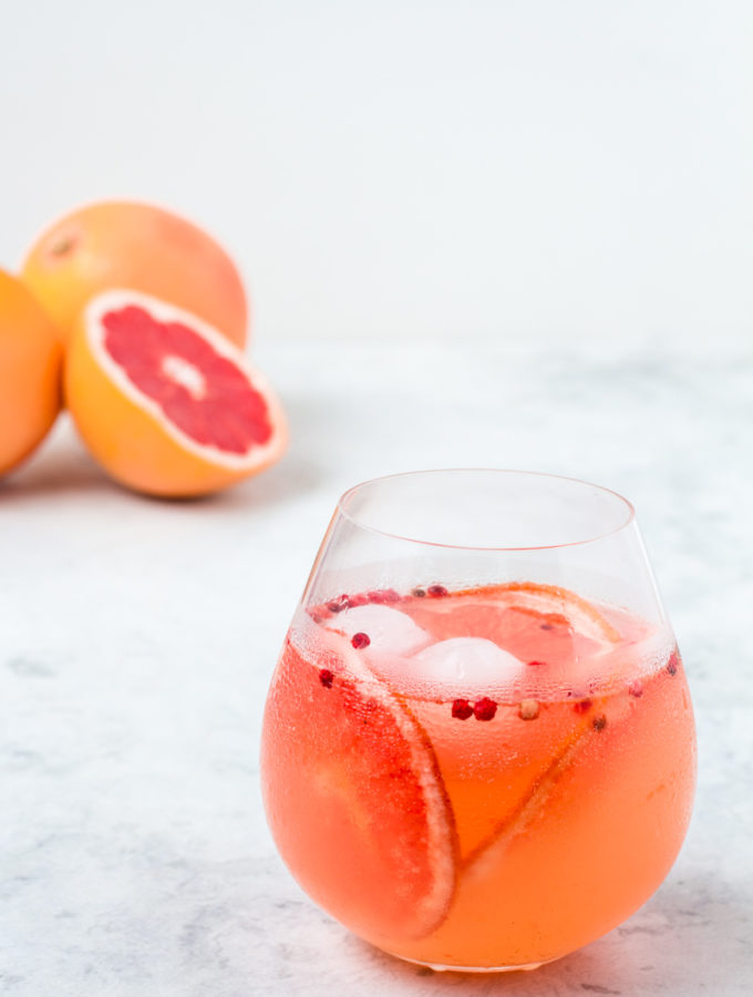 Gin Tonic mit Pink Grapefruit-Pfeffer Sirup