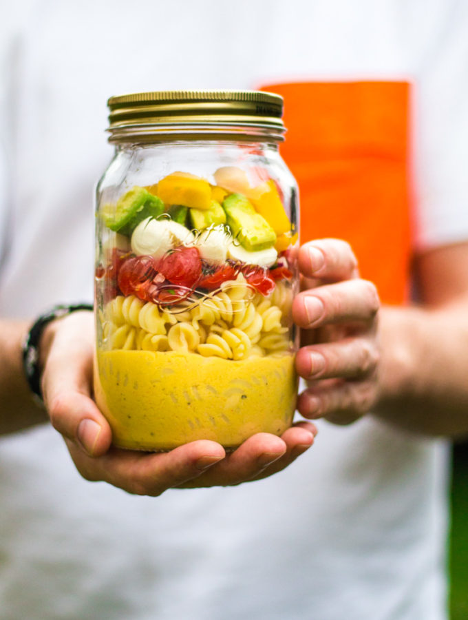 Nudelsalat im Glas mit Avocado-Mango-Salsa und Mango-Dressing