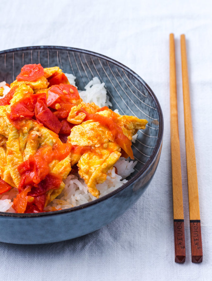 Chinesisches Ruehrei mit gebratenen Tomaten und Reis