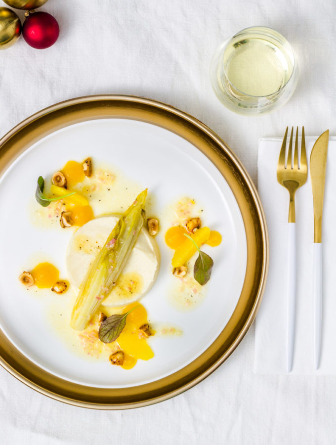 Geschmorter Chicorée mit Selleriepüree, karamellisierten Chili-Haselnüssen, Passionsfrucht-Gel und Orangen-Vinaigrette