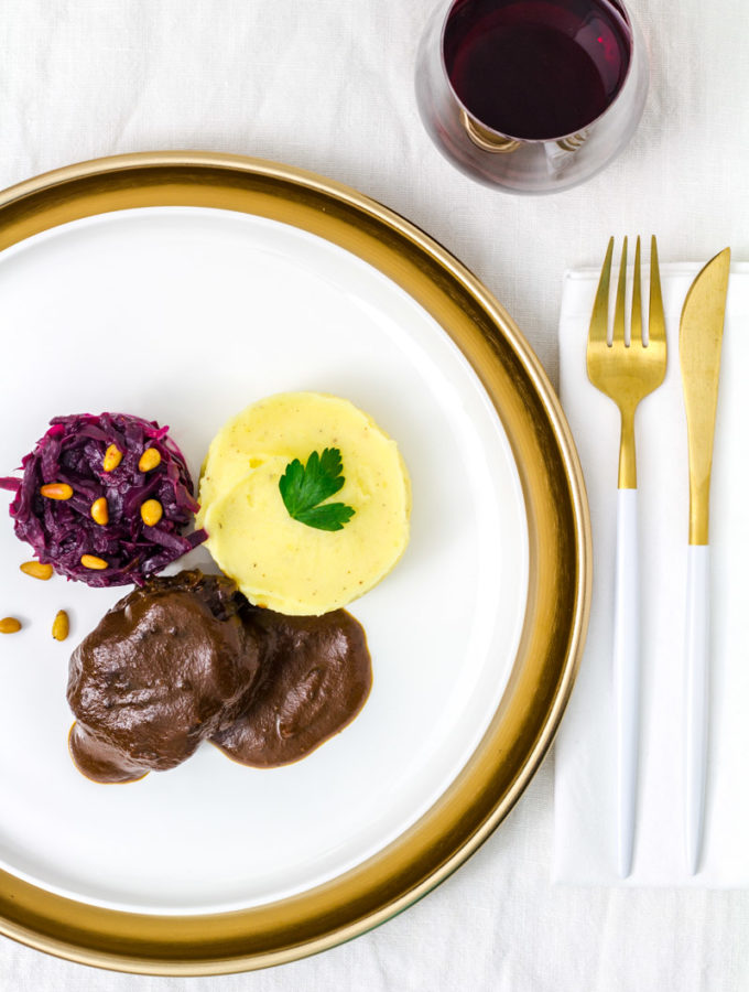 Rinderbäckchen mit Rotkohl und Kartoffelpüree