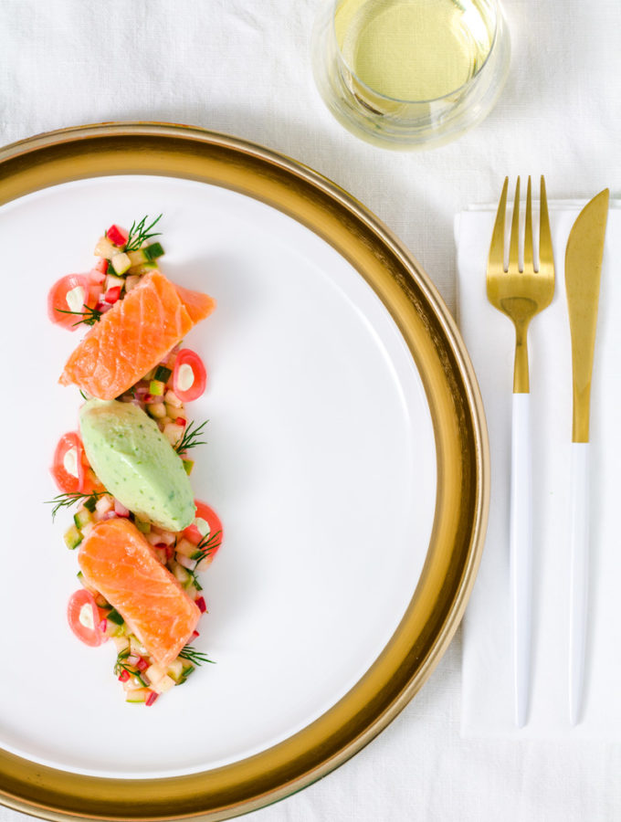 Sous-Vide gegarter Lachs mit Apfel-Gurken-Radieschen-Salat und Wasabi-Gurken-Eis