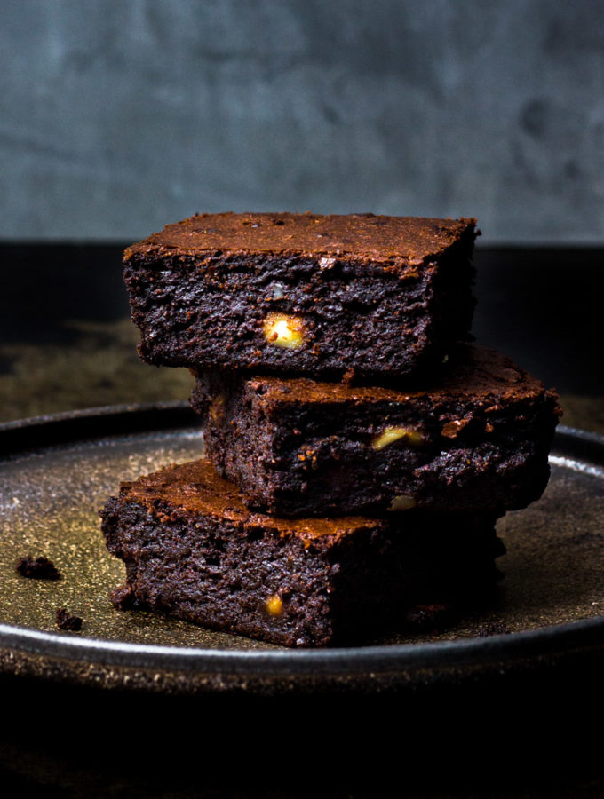 Stapel super saftige Macadamia-Brownies