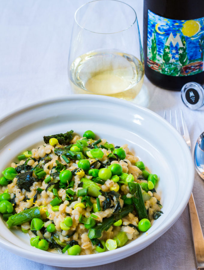 Perlgraupenrisotto mit grünem Spargel, Erbsen und Spinat. Dazu eine trockene Riesling Spätlese von Motzenbäcker