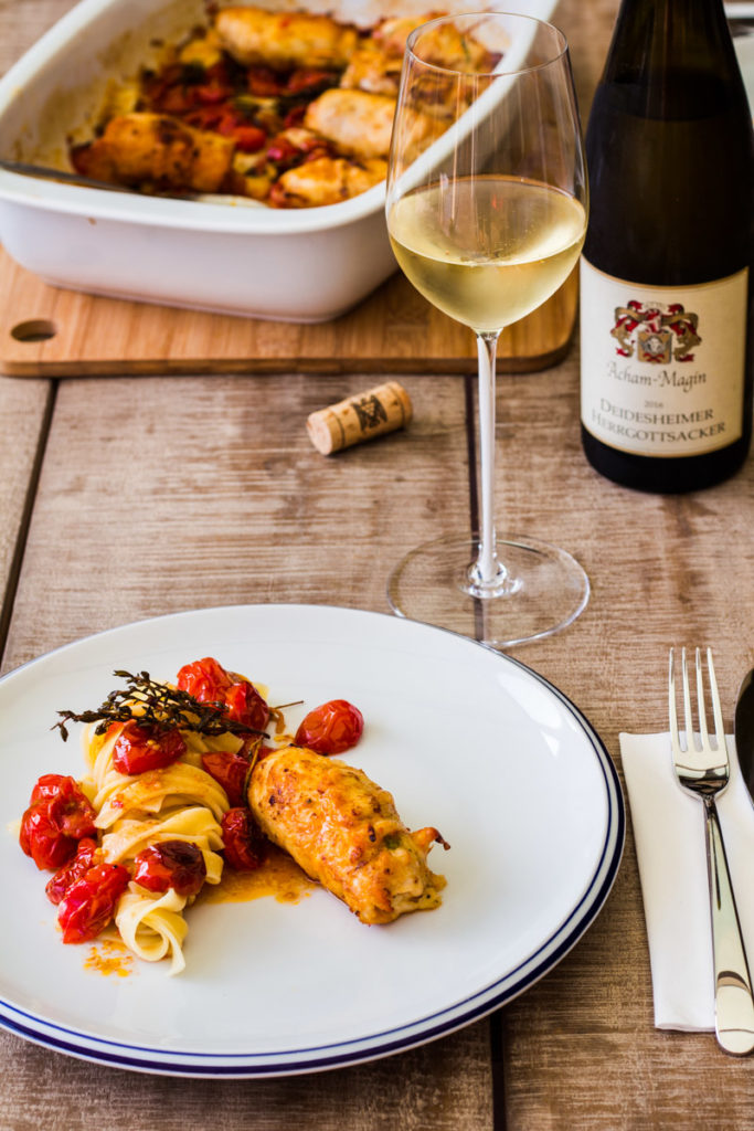 Geschmorte Ofentomaten mit Hähnchen Involtini - Colors of Food Geschmorte Ofentomaten mit Hähnchen Involtini - Colors of Food