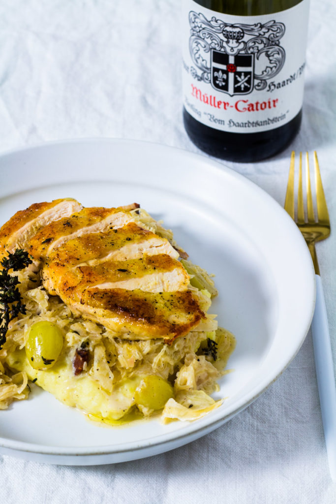 Maishähnchenbrust auf Trauben-Rahm-Sauerkraut und Kartoffelstampf ...