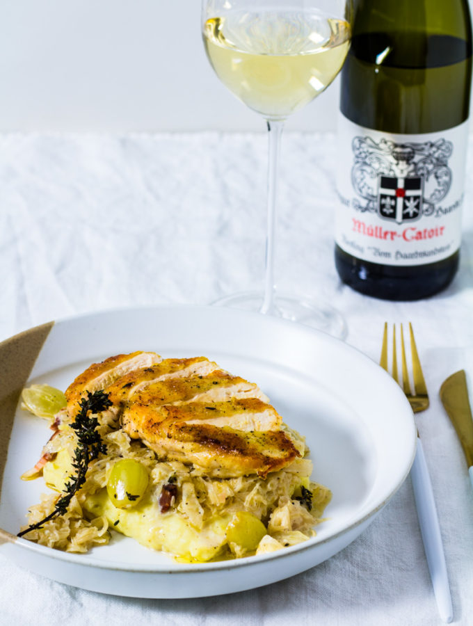 Maishähnchenbrust auf Trauben-Rahm-Sauerkraut und Kartoffelstampf mit einem Glas Müller-Catoir Riesling "Vom Haardtsandstein"