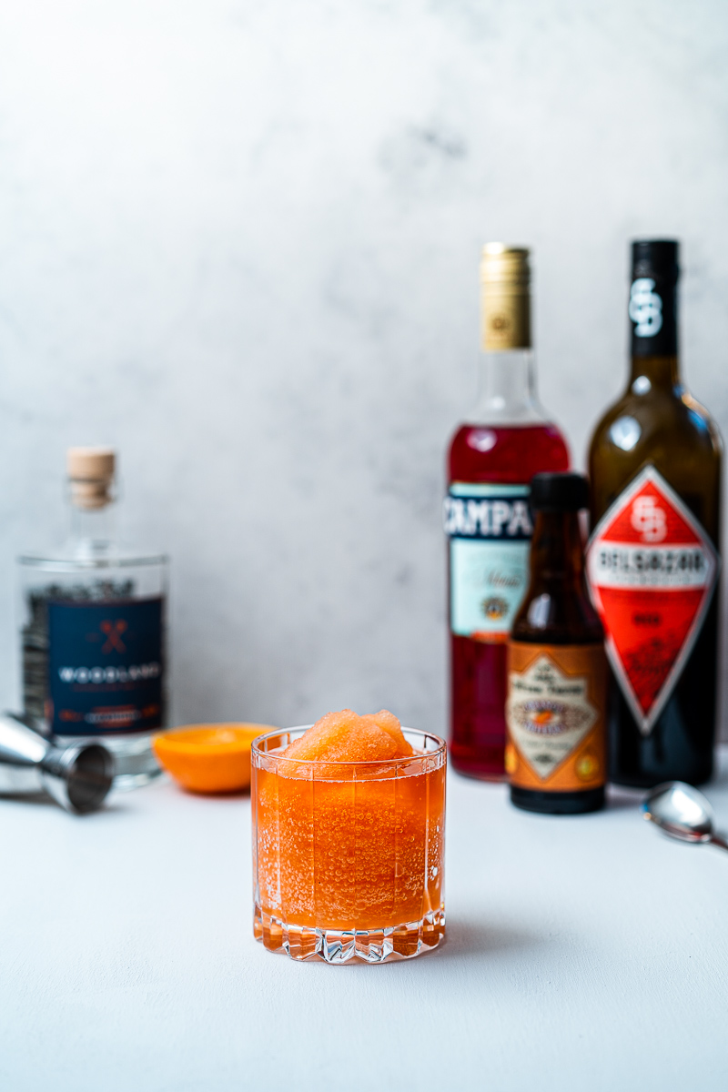 Glas Frozen Orange Negroni mit Zutaten