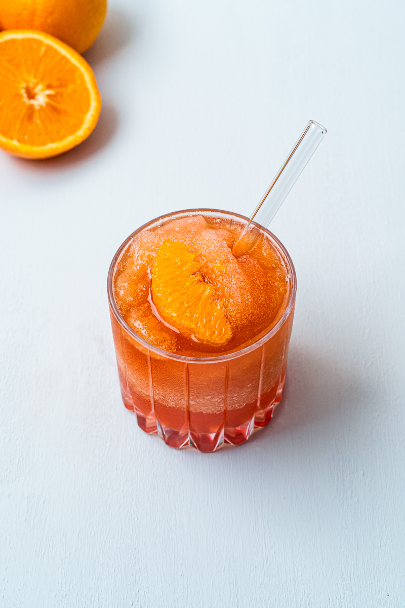 Glas Frozen Negroni mit Orangen