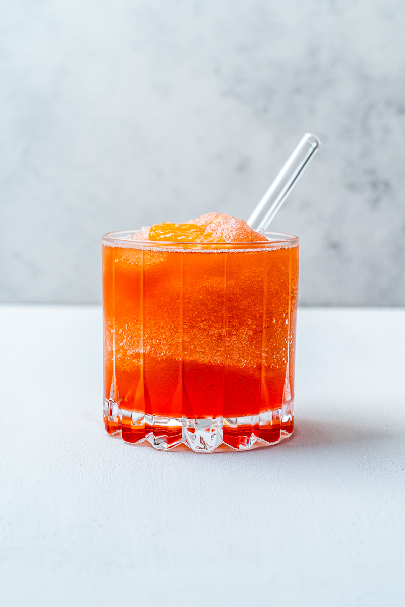 Erfrischender Frozen Negroni mit Glasstrohhalm