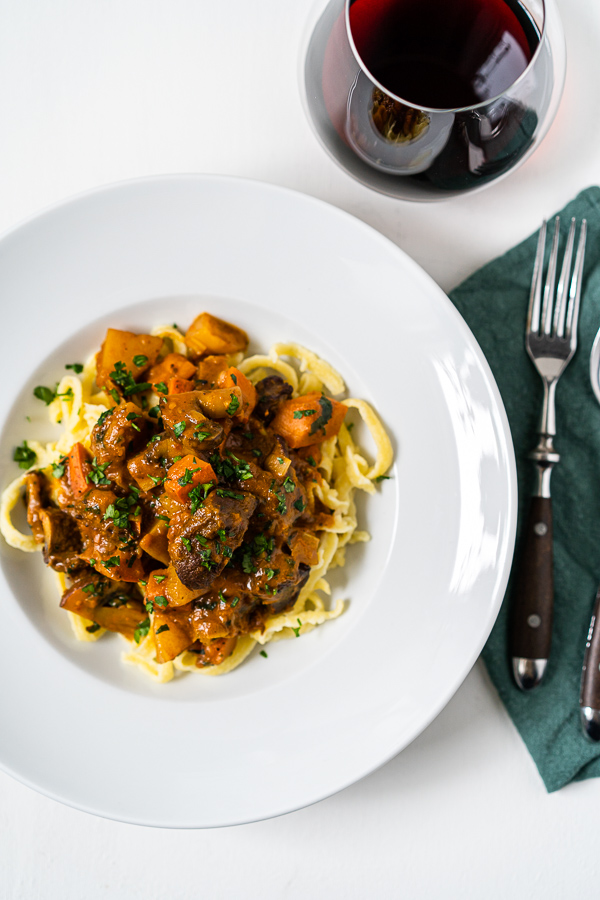 Hirsch-Rahmgulasch mit Kürbis, Pilzen und Spätzle