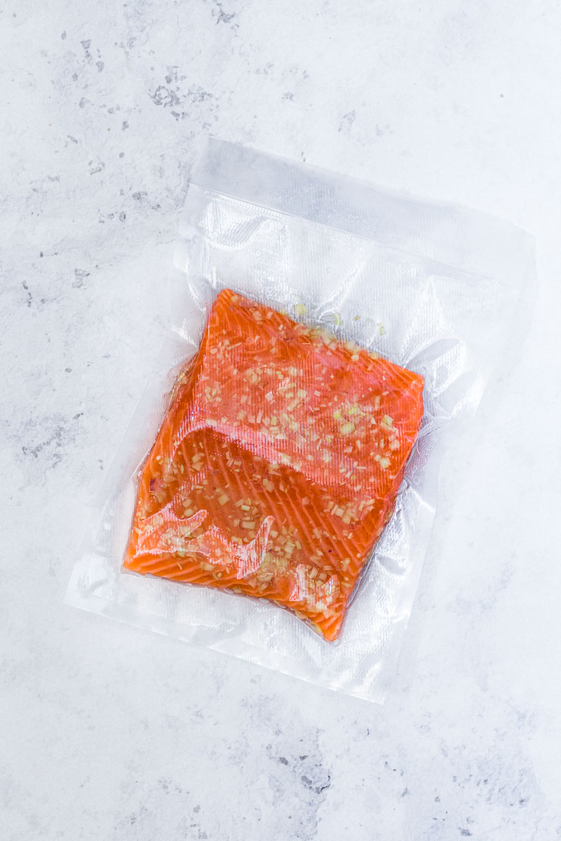 Stück einvakuumierter Lachs mit Zitronengras-Salz-Zucker Mischung