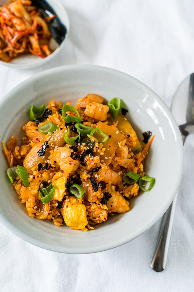 Gebratener Kimchi Reis mit Garnelen und Ei