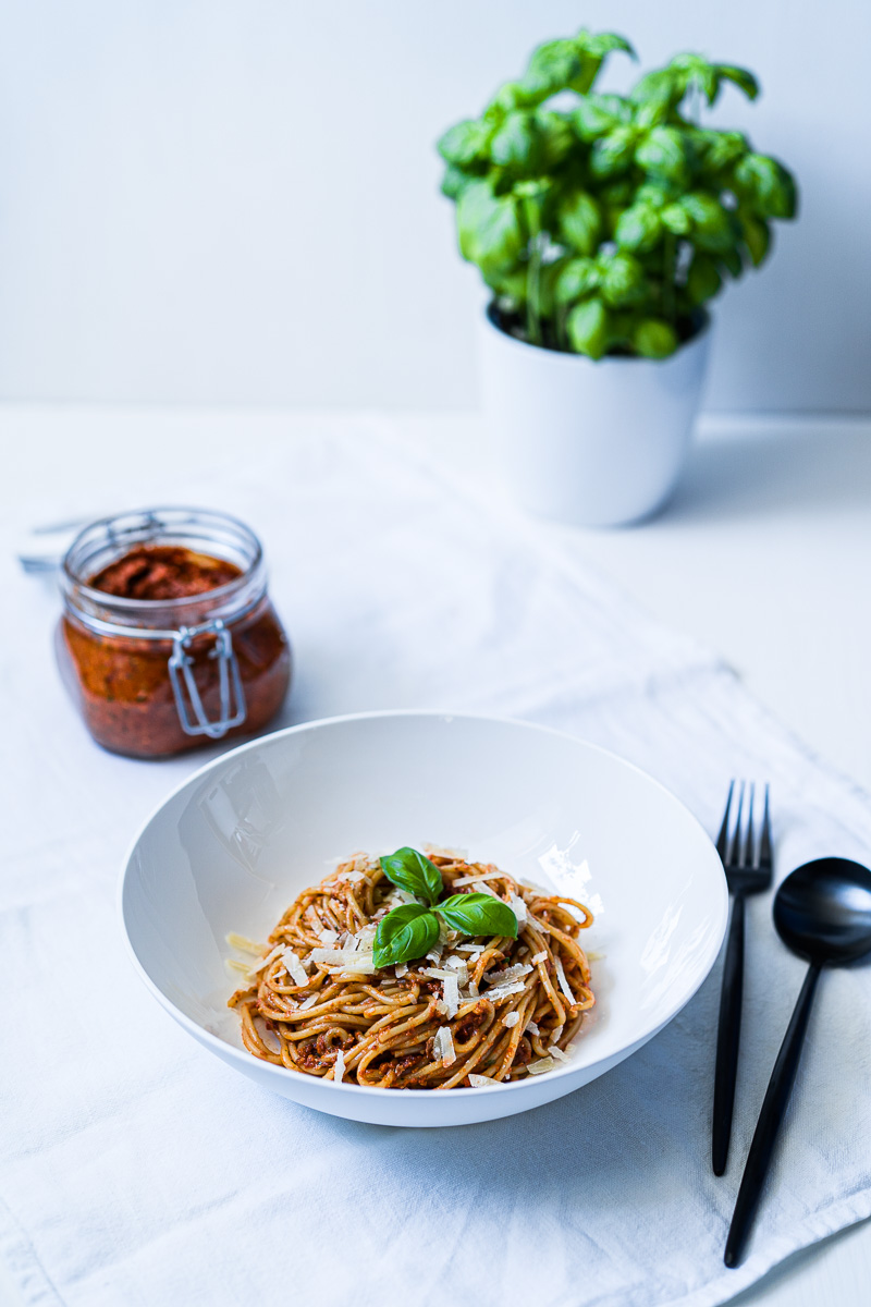 Spaghetti mit Pesto Rosso (Tomatenpesto)