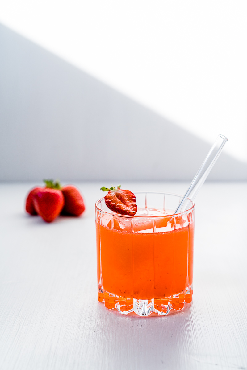 Tumbler mit Erdbeer-Gin Sour