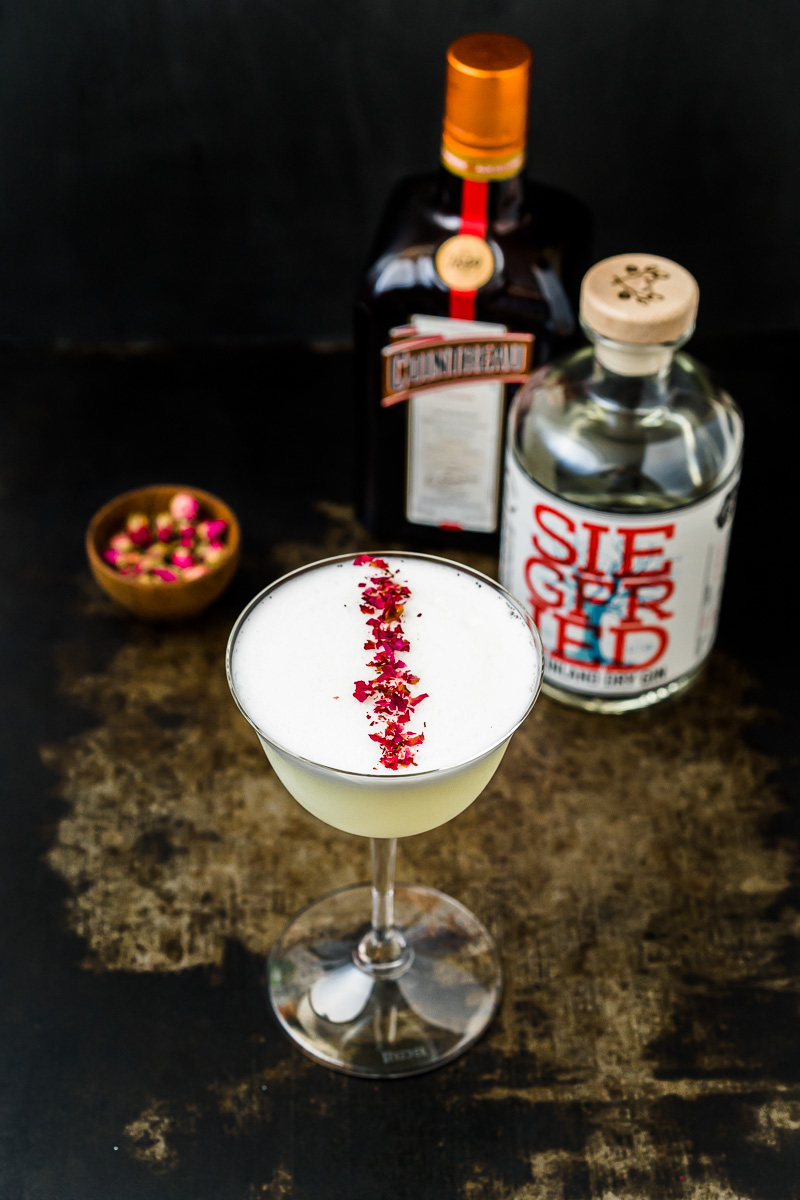 White Lady Cocktail mit Cointreau, Gin und Rosenblüten