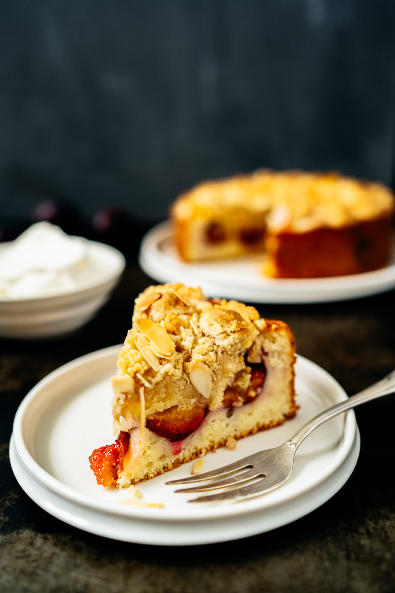 Stück saftiger Streusel-Zwetschgenkuchen mit Quark-Öl-Teig