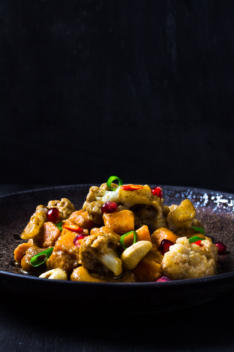 Teller Süßkartoffel-Blumenkohl-Curry