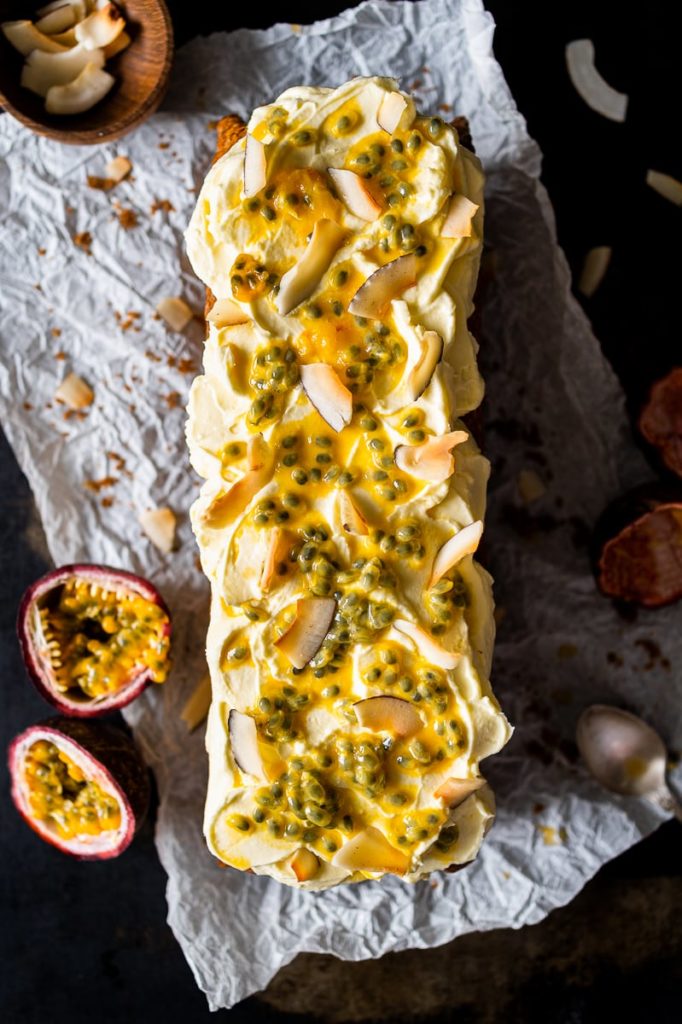 Kokos-Bananenbrot mit Passionsfrucht-Frosting - Colors of Food