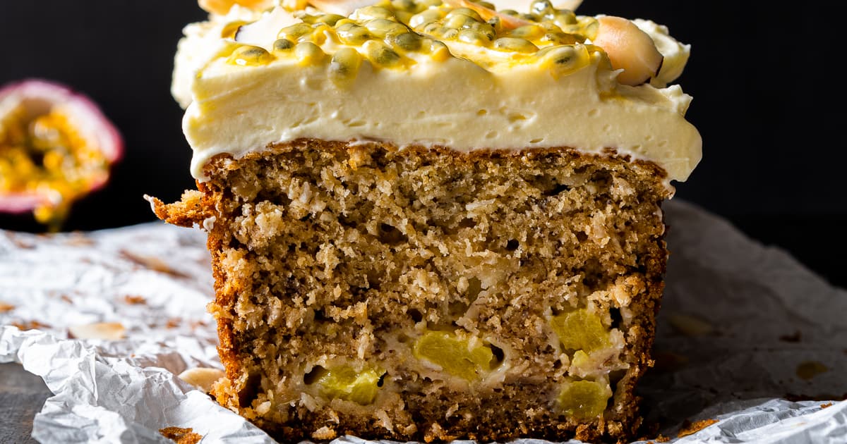 Kokos-Bananenbrot mit Passionsfrucht-Frosting - Colors of Food