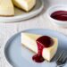 New York Cheesecake mit Himbeersauce
